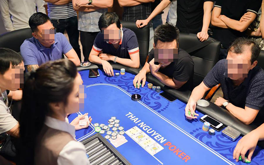 Đột kích hội nhóm con nhà giàu đánh poker trái phép